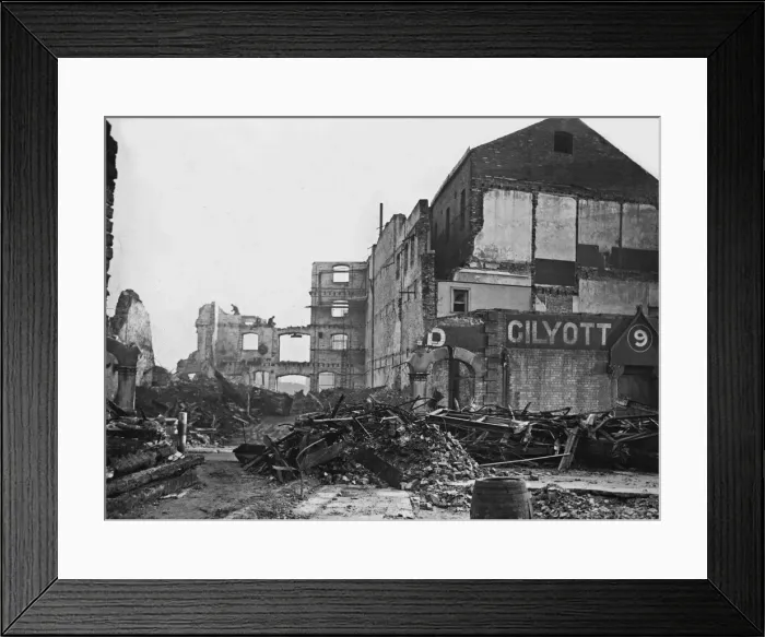Framed Print : Scenes in Hull, the most severely damaged British city or town during the Second World Framed Print : Scenes in Hull, the most severely damaged British city or town during the Second World