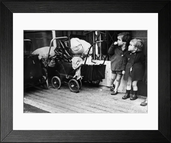 Framed Print : Anxious faces on little children of Holland Park, London who wait throughout air raid Framed Print : Anxious faces on little children of Holland Park, London who wait throughout air raid