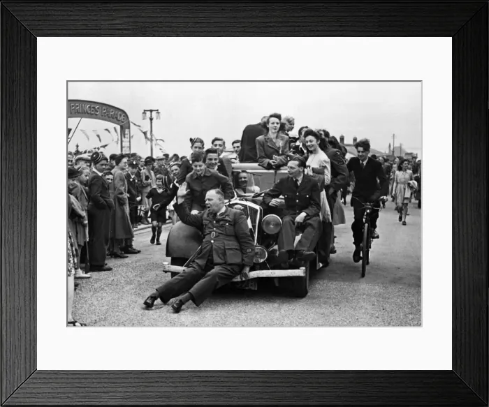Framed Print : VJ Day celebrations at Bridlington, East Yorkshire at the end of the Second World War Framed Print : VJ Day celebrations at Bridlington, East Yorkshire at the end of the Second World War