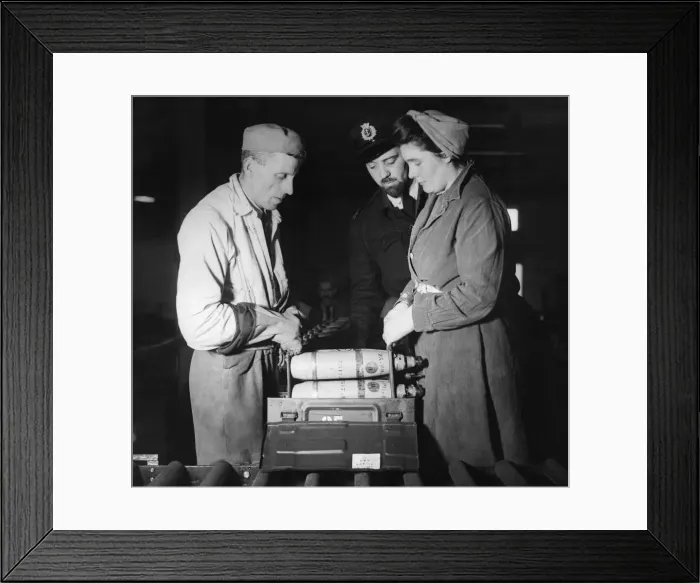 Framed Print : Munition workers Katherine Pearson and Alf Thatcher box up 25 pounder shells at a Framed Print : Munition workers Katherine Pearson and Alf Thatcher box up 25 pounder shells at a