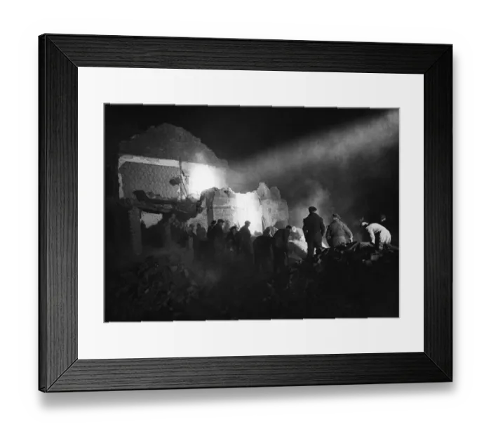 Framed Print : Rescue work under way at Fairfax Road, Harringay, London after a V1 flying bomb had