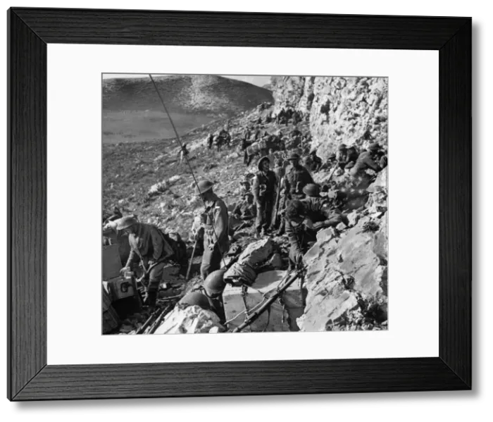Framed Print : Second World War, North Africa Campaign. Tunisia, the First army pushes Framed Print : Second World War, North Africa Campaign. Tunisia, the First army pushes
