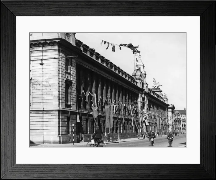 Framed Print : The Guildhall in Central Hull, decorated in readiness for the VJ Day celebrations