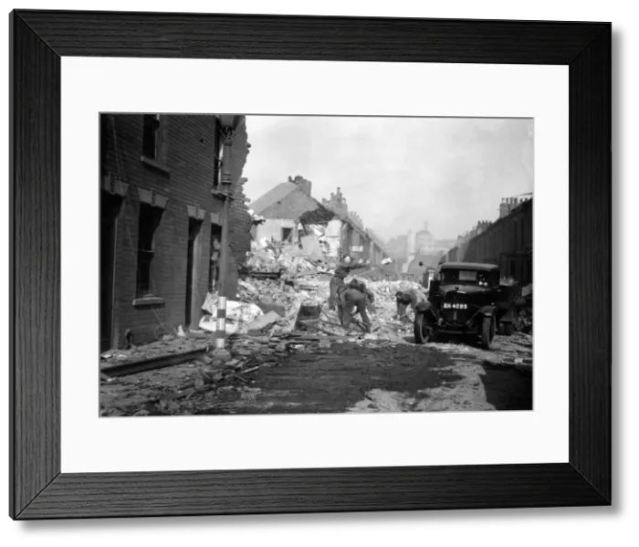 Framed Print : Soldiers assist in clearing up the debris after a raid on Rokeby Avenue, Hull Framed Print : Soldiers assist in clearing up the debris after a raid on Rokeby Avenue, Hull
