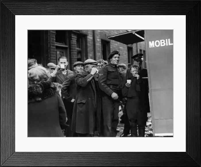 Framed Print : A welcome cup of tea for families of Hull during the Second World War Framed Print : A welcome cup of tea for families of Hull during the Second World War