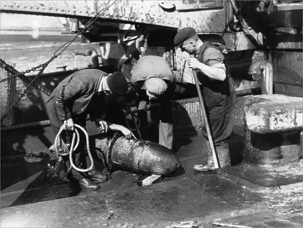 Discovery of a 500 pound unexploded American bomb in King George docks