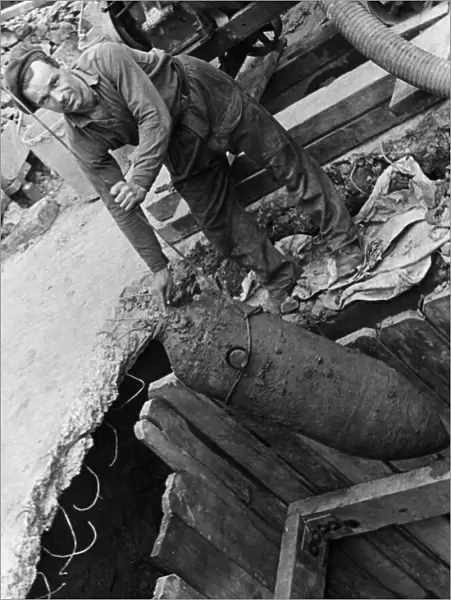 Removal of of a 250 pound unexploded World War Two bomb at Fenners Works in Marfleet