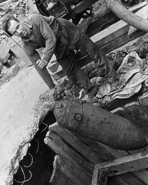 Removal of of a 250 pound unexploded World War Two bomb at Fenners Works in Marfleet