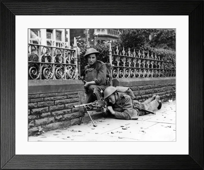 Framed Print : Bren gun in action in the Cardiff area. September 1941