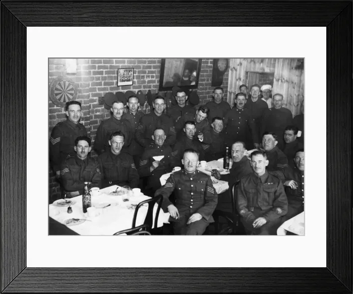Framed Print : Men of the East Yorkshire Regiment during the Second World War. Circa 1940 Framed Print : Men of the East Yorkshire Regiment during the Second World War. Circa 1940