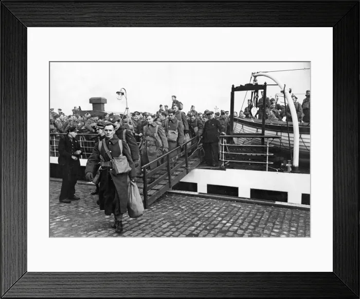 Framed Print : The Canadian Troops Arrive in Britain. As the troops came ashore they all Framed Print : The Canadian Troops Arrive in Britain. As the troops came ashore they all