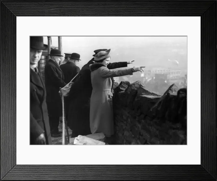 Framed Print : Queen Elizabeth visits Swansea to survey the damage caused by Nazi air raids. 1941