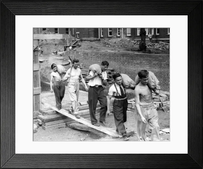 Framed Print : Newport Secondary School boys and their master fill sandbags. 15th September 1939