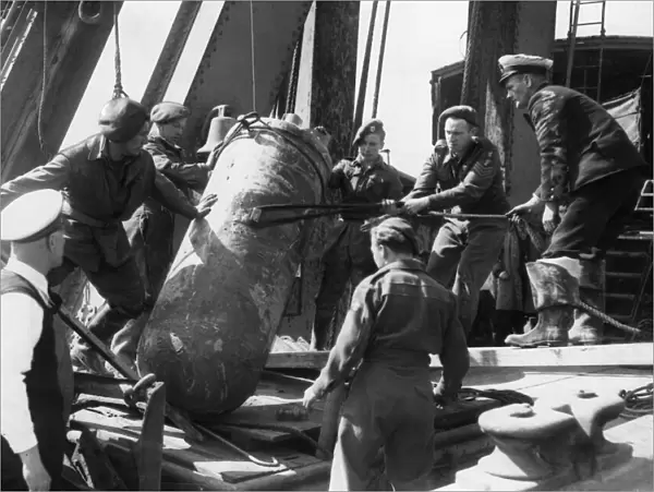 Discovery of an unexploded parachute mine in Hull after the Second World War
