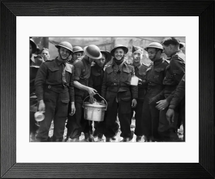 Framed Print : Soldiers helping to clear up the wreckage after an air raid on the city of Hull Framed Print : Soldiers helping to clear up the wreckage after an air raid on the city of Hull