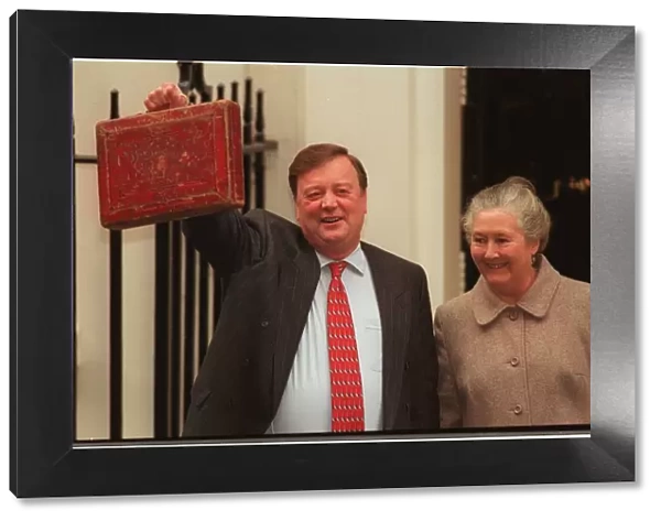 KENNETH CLARKE AND WIFE GILLIAN IN DOWNING STREET HOLDING THE BUDGET BOX 28  /  11  /  1995