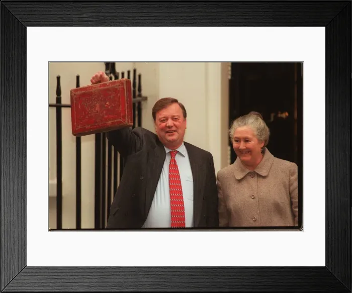 Framed Print : KENNETH CLARKE AND WIFE GILLIAN IN DOWNING STREET HOLDING THE BUDGET BOX 28 / 11 / 1995 Framed Print : KENNETH CLARKE AND WIFE GILLIAN IN DOWNING STREET HOLDING THE BUDGET BOX 28 / 11 / 1995