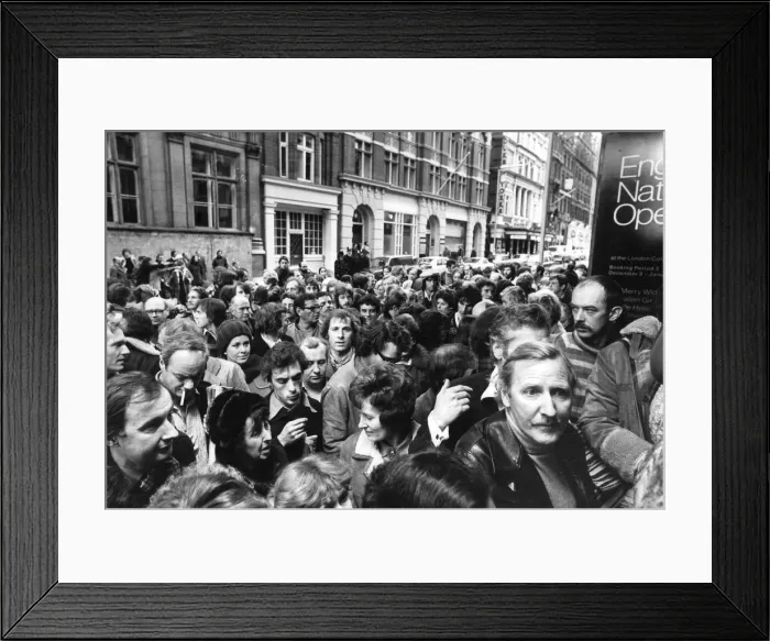 Framed Print : Lesllie Phillips and crowds of actors cramming into theatre for Equity meeting - November