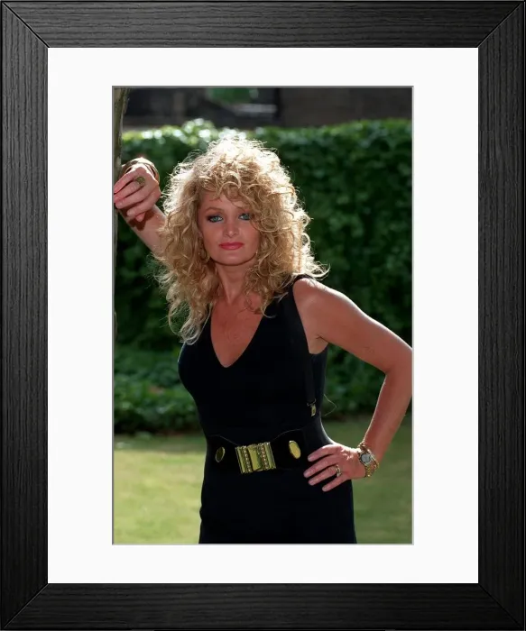 Framed Print : BONNIE TYLER, WELSH SINGER WEARING BLACK 05  /  06  /  1992