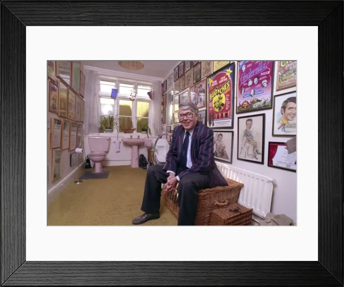 Framed Print : LESLIE CROWTHER - TV PRESENTER, IN HIS BATHROOM 16 / 09 / 1994 Framed Print : LESLIE CROWTHER - TV PRESENTER, IN HIS BATHROOM 16 / 09 / 1994
