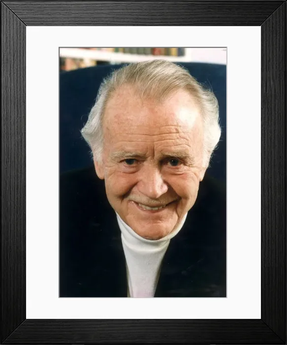 Framed Print : SIR JOHN MILLS AT HIS HOME 01 / 07 / 1983 Framed Print : SIR JOHN MILLS AT HIS HOME 01 / 07 / 1983