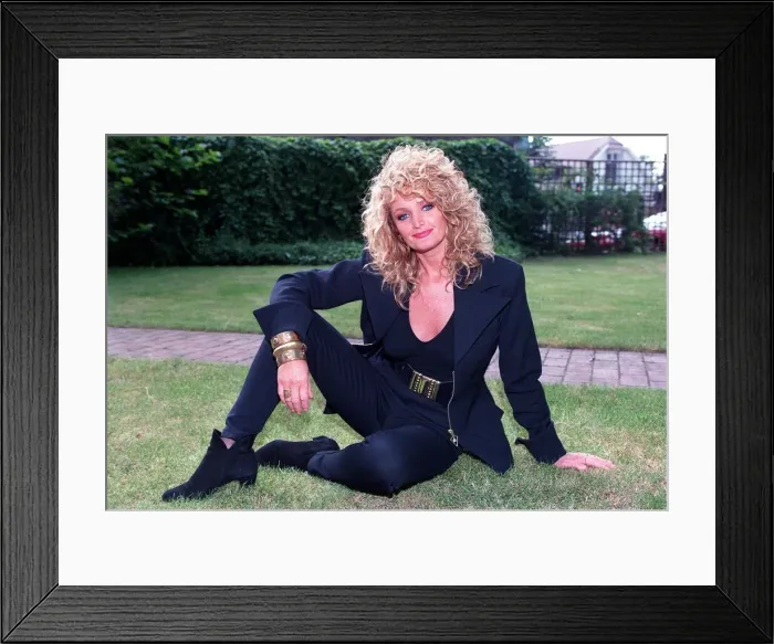 Framed Print : BONNIE TYLER, WELSH SINGER WEARING BLACK 05 / 06 / 1992 Framed Print : BONNIE TYLER, WELSH SINGER WEARING BLACK 05 / 06 / 1992