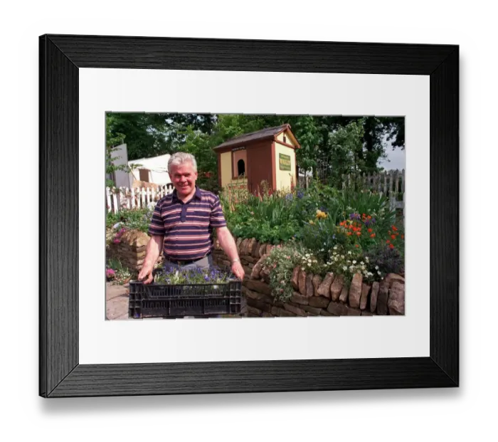 Framed Print : JULIAN DOWLE GARDEN DESIGNER AT THE CHELSEA FLOWER SHOW - 1994 19 / 05 / 1994 Framed Print : JULIAN DOWLE GARDEN DESIGNER AT THE CHELSEA FLOWER SHOW - 1994 19 / 05 / 1994