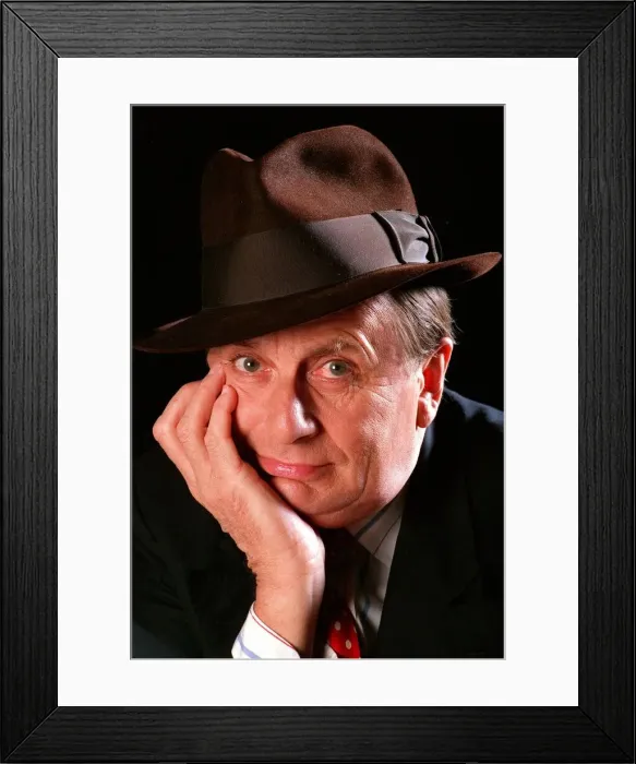 Framed Print : BARRY HUMPHRIES, CREATOR OF DAME EDNA EVEREDGE 29 / 08 / 1992 Framed Print : BARRY HUMPHRIES, CREATOR OF DAME EDNA EVEREDGE 29 / 08 / 1992