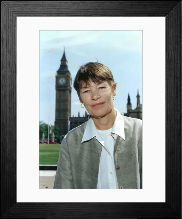 Framed Print : GLENDA JACKSON MP NEAR THE HOUSES OF PARLIAMENT 21 / 06 / 1994 Framed Print : GLENDA JACKSON MP NEAR THE HOUSES OF PARLIAMENT 21 / 06 / 1994