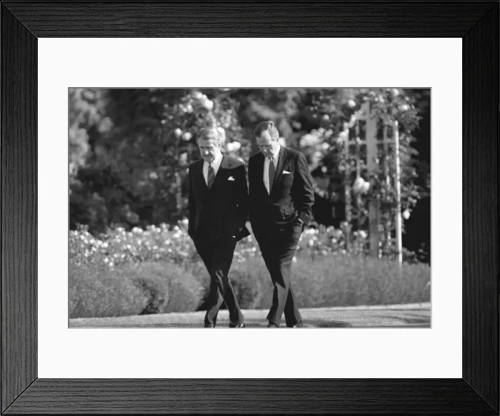 Framed Print : GEORGE BUSH AND HENRY CATTO, AMERICAN AMBASSADOR TO THE UK 21 / 06 / 1989 Framed Print : GEORGE BUSH AND HENRY CATTO, AMERICAN AMBASSADOR TO THE UK 21 / 06 / 1989