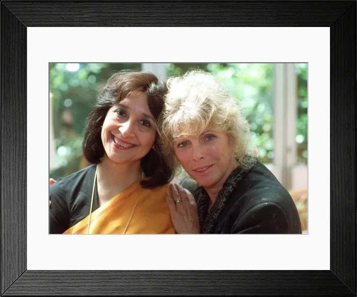 Framed Print : BILLIE WHITELAW AND MADHUR JAFFREY - TV SERIES FIRM FRIENDS PHOTOCALL - 28  /  05  /  1992