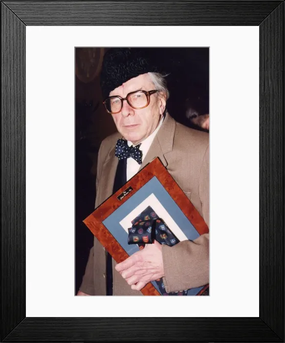 Framed Print : Robin Day carrying Tie Award - January 1992 21 / 01 / 1992 Framed Print : Robin Day carrying Tie Award - January 1992 21 / 01 / 1992