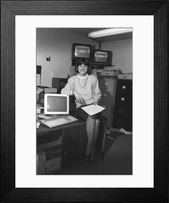 Framed Print : DEBBIE THROWER - TV PRESENTER SITTING ON A DESK WITH COMPUTER AND TV SCREENS - 05 / 01 / 1988 Framed Print : DEBBIE THROWER - TV PRESENTER SITTING ON A DESK WITH COMPUTER AND TV SCREENS - 05 / 01 / 1988