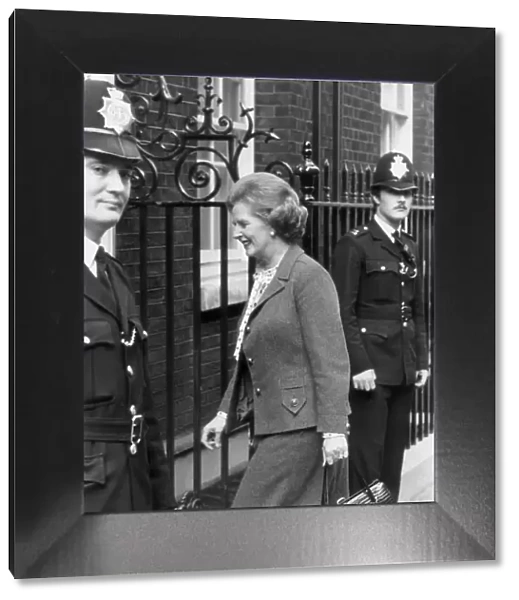 MARGARET THATCHER ENTERS 10 DOWNING STREET - 14TH APRIL 1980 14  /  04  /  1980