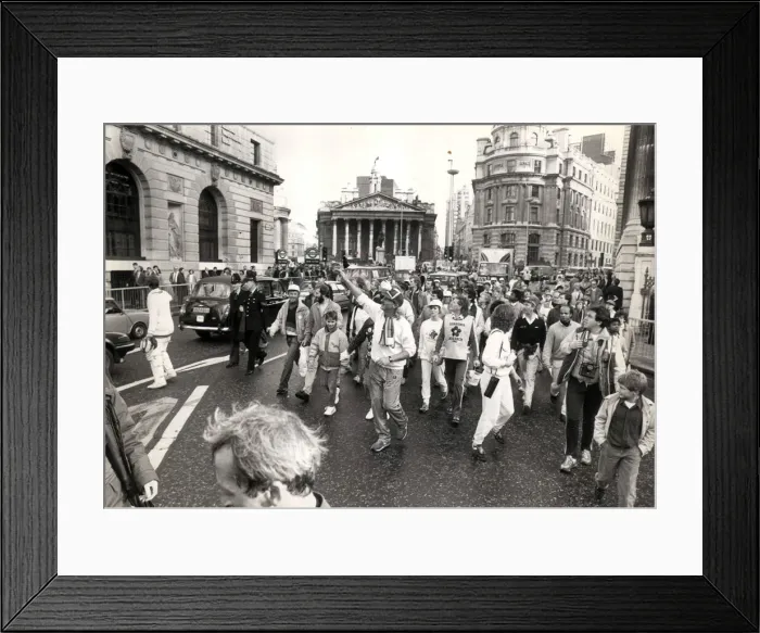 Framed Print : IAN BOTHAM IN THE CITY OF LONDON NEAR THE BANK OF ENGLAND, PICTURED DECEMBER 1985 Framed Print : IAN BOTHAM IN THE CITY OF LONDON NEAR THE BANK OF ENGLAND, PICTURED DECEMBER 1985