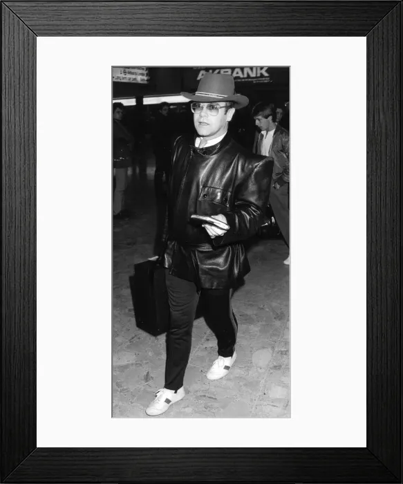 Framed Print : ELTON JOHN AT THE AIRPORT 09  /  05  /  1982