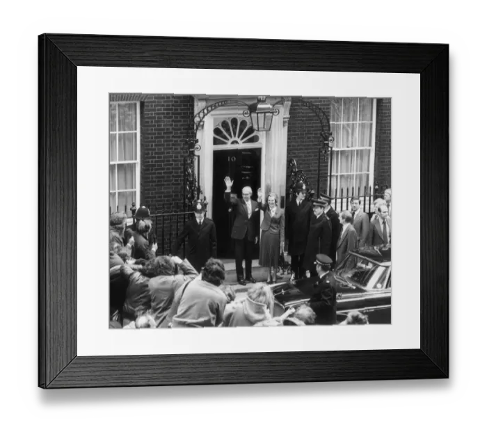 Framed Print : MARGARET THATCHER AND HUSBAND DENNIS WAVE TO THE CROWD OUTSIDE 10 DOWNING STREET AS SHE