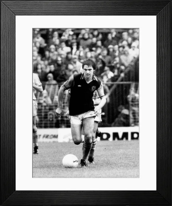 Framed Print : BRIAN LITTLE PLAYING FOR ASTON VILLA 08 / 11 / 1978 Framed Print : BRIAN LITTLE PLAYING FOR ASTON VILLA 08 / 11 / 1978