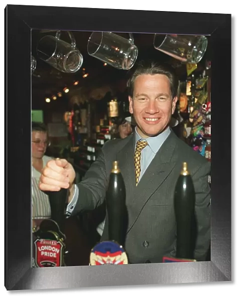 MICHAEL PORTILLO MP PULLING A PINT OF LAGER IN A PUB 09  /  05  /  1995