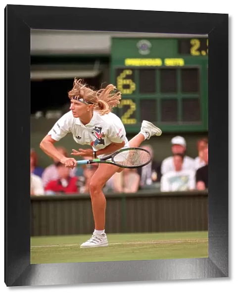 STEFFI GRAF IN ACTION PLAYING ON COURT AT THE 1993 WIMBLEDON TENNIS TOURNAMENT