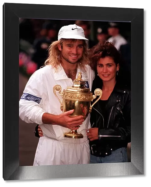 ANDRE AGASSI AND GIRLFRIEND WENDY STEWART IN THE WIMBLEDON TENNIS 1992 FINAL