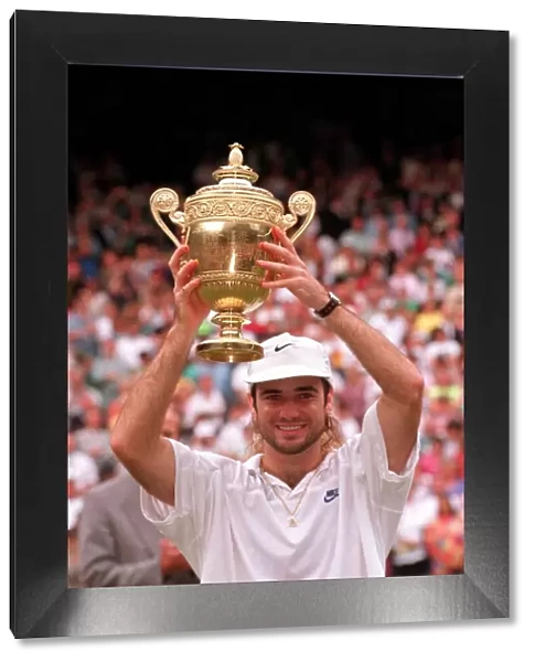 ANDRE AGASSI HOLDING THE TROPHY IN THE WIMBLEDON TENNIS 1992 FINAL - 06  /  07  /  1992