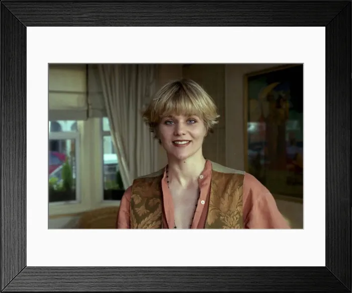 Framed Print : Linda Barker, interior designer at home in Battersea 08  /  01  /  1994
