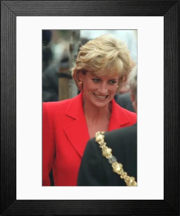 Framed Print : PRINCESS DIANA, WEARING RED JACKET, SMILES AT LONDON LIGHTHOUSE - 08 / 10 / 1996 Framed Print : PRINCESS DIANA, WEARING RED JACKET, SMILES AT LONDON LIGHTHOUSE - 08 / 10 / 1996