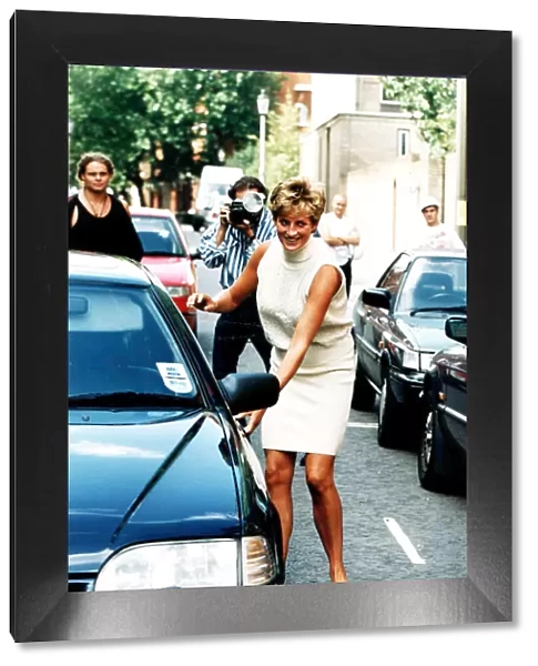 PRINCESS DIANA GETTING INTO CAR AFTER LEAVING STUDIO OF PORTRAIT PAINTER NELSON SHANKS IN