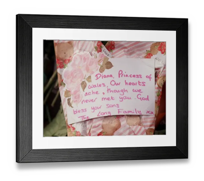 Framed Print : Messages of sympathy following the death of Princess Diana outside Buckingham Palace