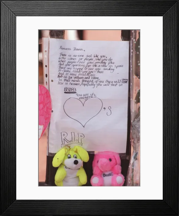 Framed Print : Messages of sympathy following the death of Princess Diana outside Buckingham Palace