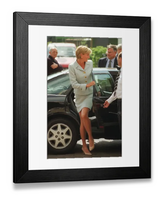 Framed Print : PRINCESS DIANA WEARING FAWN SUIT AT ROYAL BROMPTON HOSPITAL - 15  /  04  /  1997