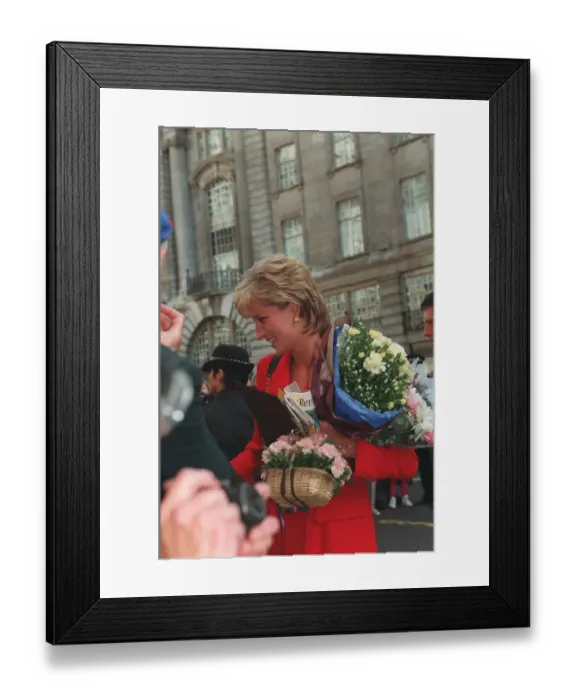 Framed Print : PRINCESS DIANA RECEIVING GIFTS FROM CROWD OUTSIDE CAFE ROYAL 27  /  09  /  1995