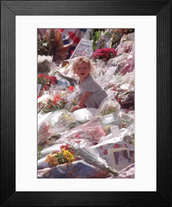 Framed Print : Messages of sympathy following the death of Princess Diana outside Buckingham Palace